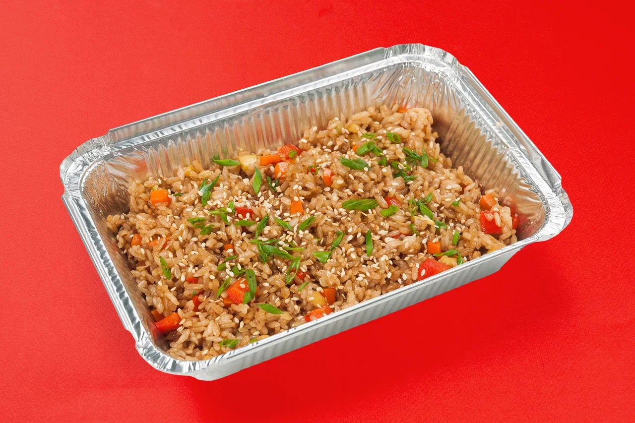 Чесночный рис с овощами