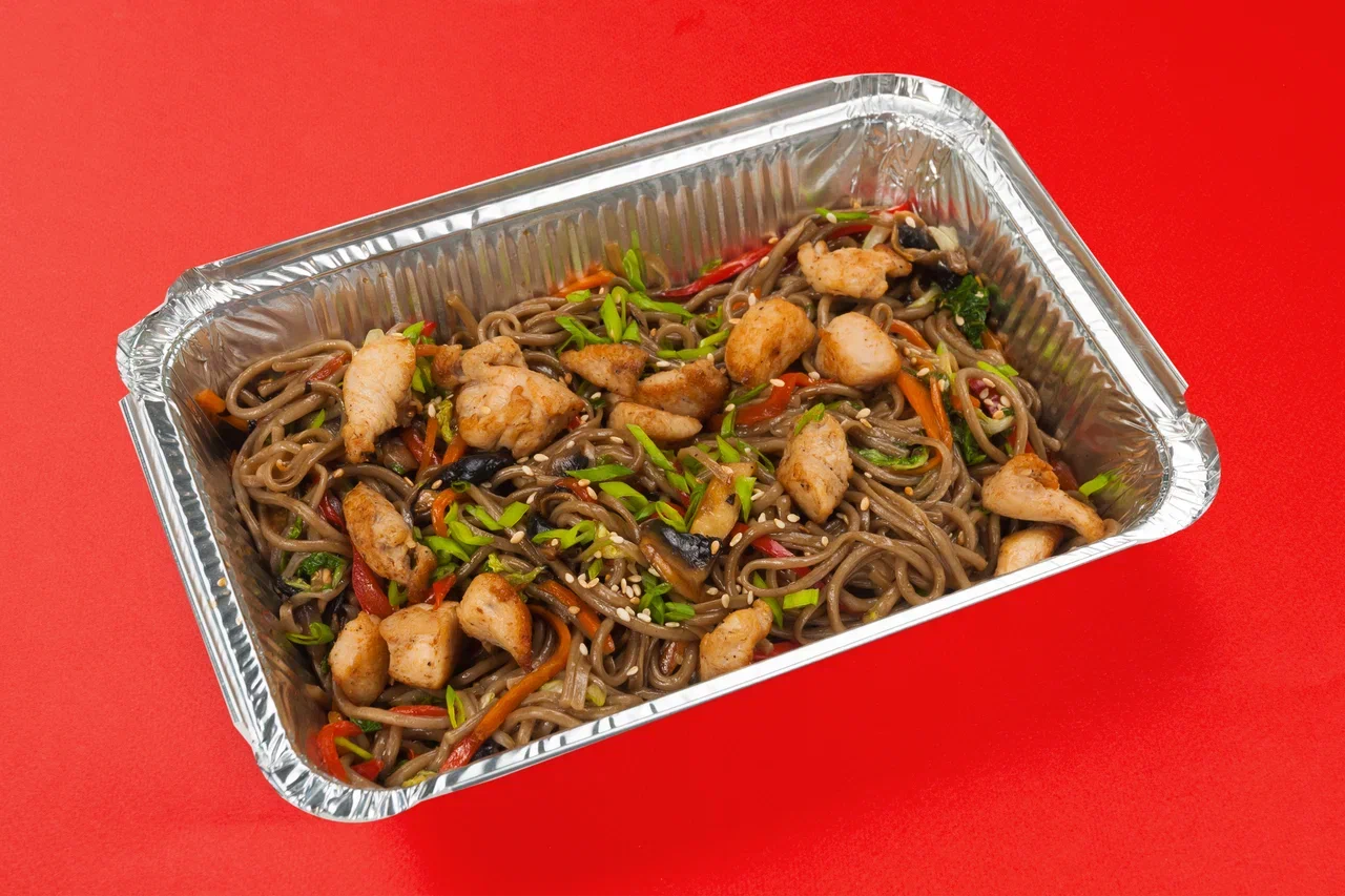 Соба с курицей под устричным соусом